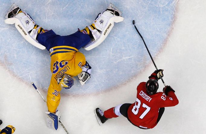 Kanada-Švédsko, finále: Sidney Crosby dává  Henriku Lundqvistovi gól na 2:0