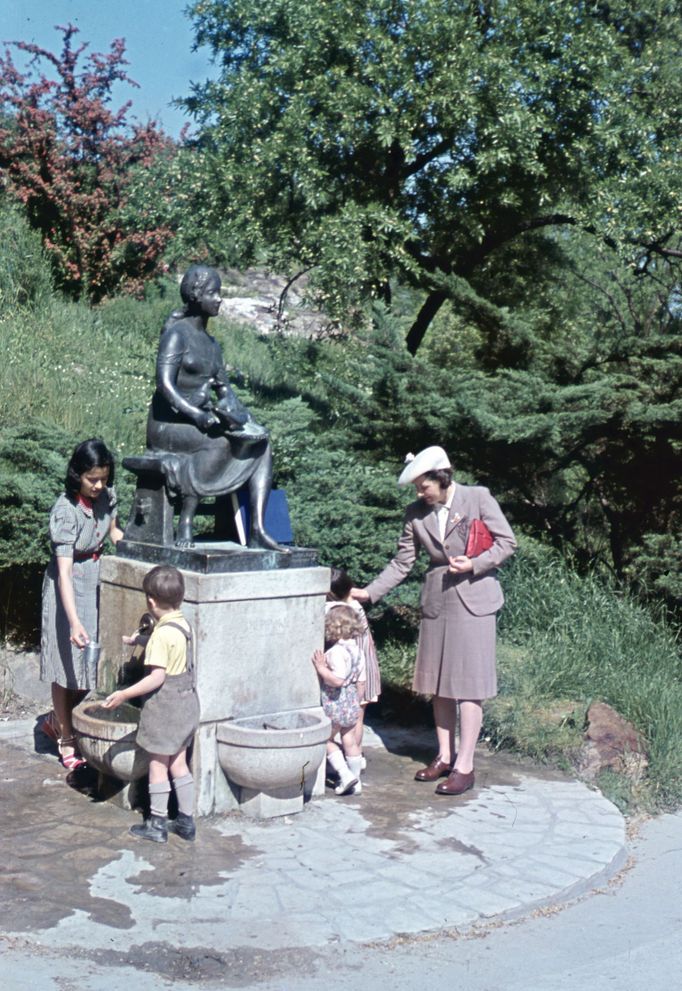 Letní osvěžení u kašny, Budapešť, rok 1939.