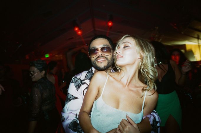 Lily-Rose Depp jako Jocelyn a The Weeknd v roli Tedrose.