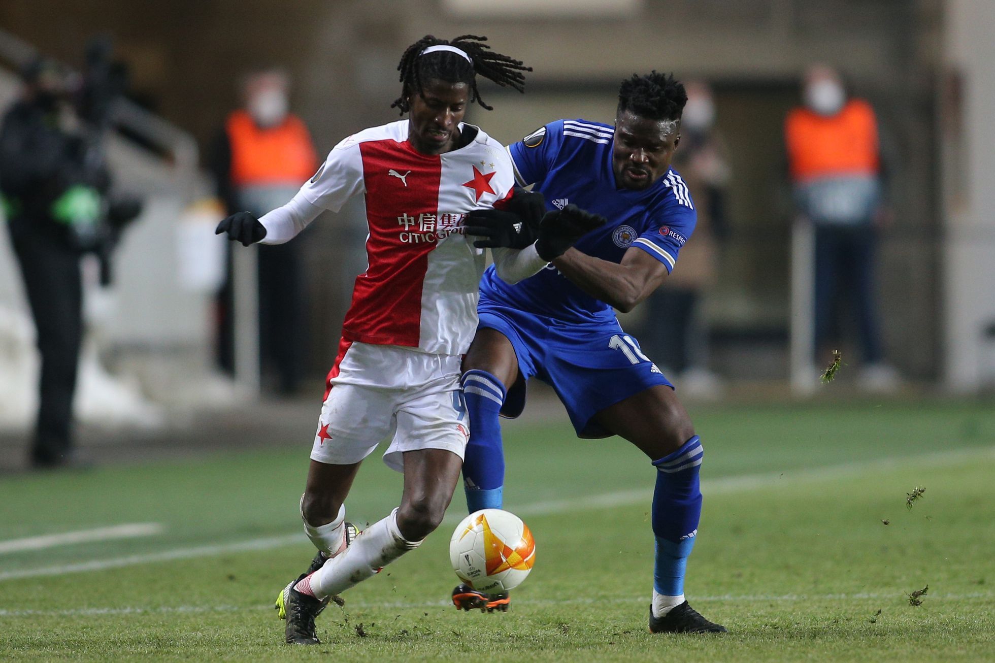 Peter Olayinka a Daniel Amartey v prvním zápase 2. kola EL Slavia - Leicester