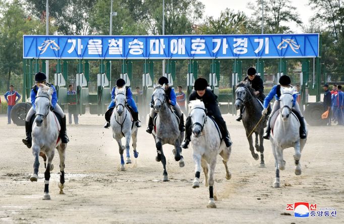 Žokejové vyrazili se svými koňmi na dráhu - tohle ale není Jižní, nýbrž Severní Korea!