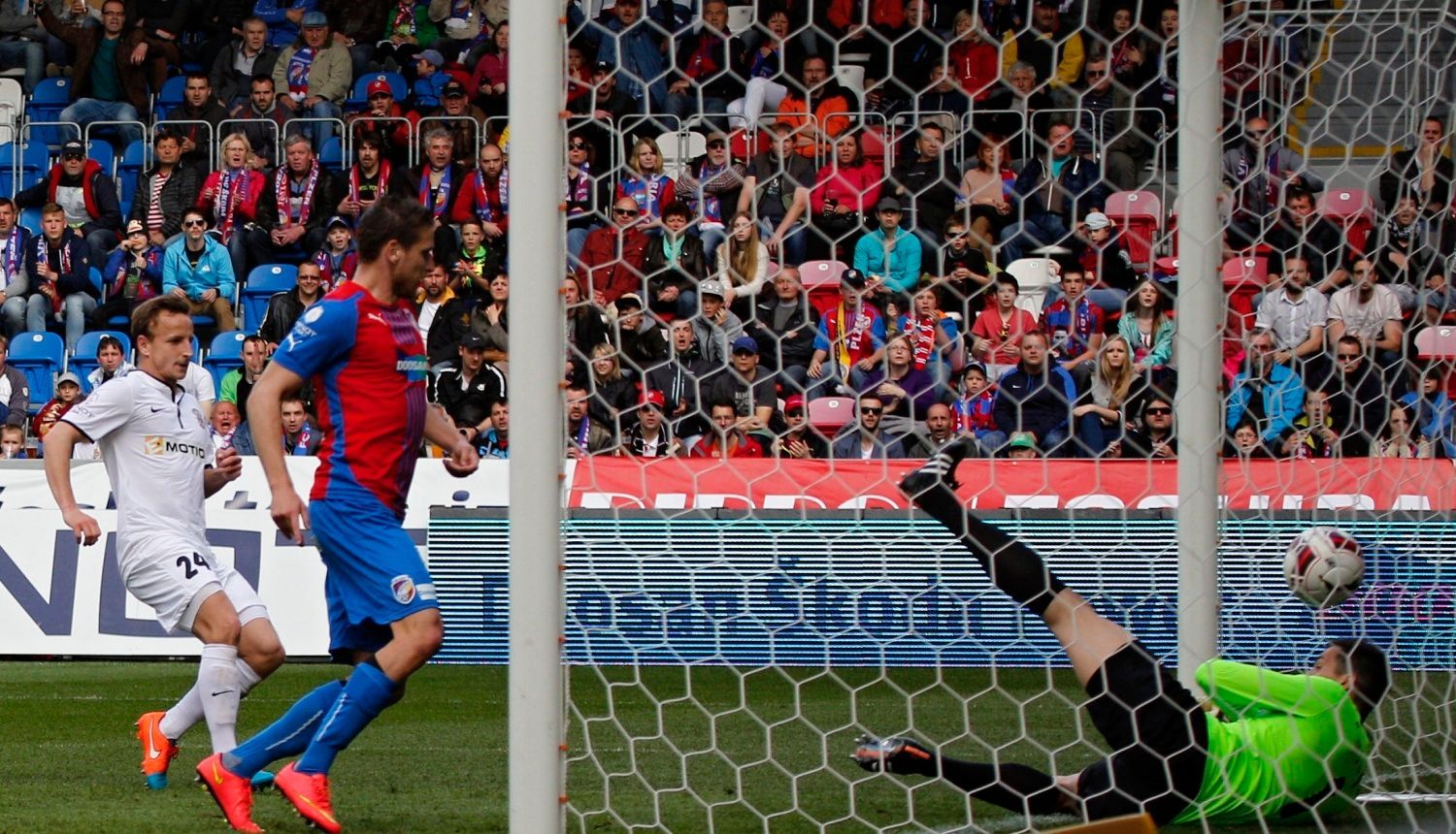 SL, Plzeň-Brno: Dušan Melichárek dostává gól