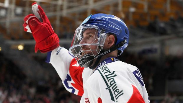 "Kolik ti je? Co řešíš?" Červenka se cítil jako maskot, impulz k odrazu dodal Antoš