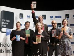 Nominovaní na Man Booker Prize 2012 (zleva): v Jižní Africe narozená britská autorka Deborah Levy, Tan Twan Eng z Malajsie, Britové Hilary Mantel a Will Self, Jeet Thayil z Indie a Alison Moore z Velké Británie.