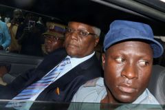 Mugabeho ministr financí skončil ve vazbě. Čelí obžalobě z korupce