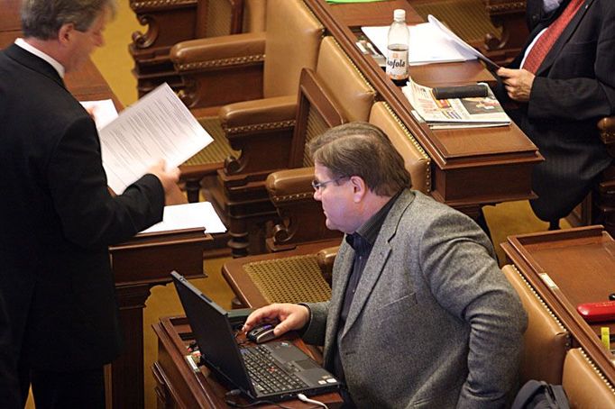 Ale škoda že ste nebyl stejně pozorný jako my na druhé straně, to by ste totiž viděl a zdřejmě i na fotil jak pan poslanec Zdeněk Škromach (ČSSD), surfuje a chatuje na stránkách serveru Facebook po celu dobu jednání o lobbingu.