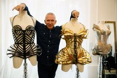 Jean-Paul Gaultier: Velké módní značky vyrábí hromady oblečení a znečišťují planetu