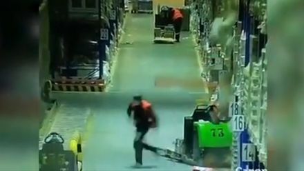 Skladník usnul a narazil do přeplněné uličky. Domino hrůzy zachytila kamera