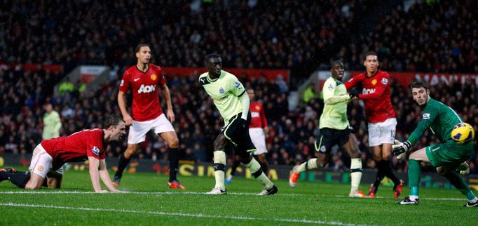 Zděšený brankář Manchesteru United David de Gea (vpravo) kouká na smolaře Jonny Evans (vlevo), jak si právě dal vlastní gól.