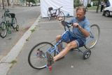 Pan Miroslav Vacek z Tábora ve své garáži konstruuje bicykly pro lidi s postižením dolních končetin. Za rok vyrobil tři prototypy a neustále je vylepšuje.