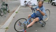 Pan Miroslav Vacek z Tábora ve své garáži konstruuje bicykly pro lidi s postižením dolních končetin. Za rok vyrobil tři prototypy a neustále je vylepšuje.