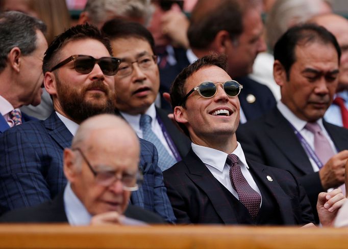 Herec Sam Claflin na zápase Karolíny Plíškové ve 2. kole Wimbledonu