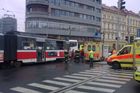 V Praze se srazila tramvaj a sanitka, dva lidé zraněni