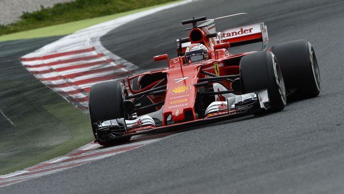 Kimi Räikkönen ve Ferrari při testech v Barceloně.