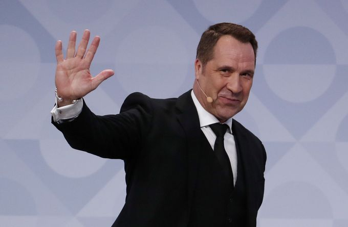 David Seaman při losu Ligy národů v březnu 2020