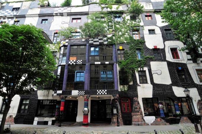 Friedensreich Hundertwasser/ Hundertwasserhaus, Wien Hundertwasserhaus je dílem rakouského umělce nevšedního myšlení a kreativity, který do stavby vložil své životní postoje a osobitý vzkaz dalším generacím. Tvůrce navazující na Gaudího secesní grotesknost do interiéru i exteriéru stavby vtiskl všechny prvky svého inovativně-bizarního umění - pestrobarevné plochy, nerovné linie či chaotické rozmístění prvků. Vůdčím atributem budovy je však život. Dům obrostlý stromy a popínavými rostlinami se stává během vegetačního období hravým zámkem Šípkové Růženky.