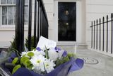 Nedlouho po zveřejnění zprávy o skonu Margaret Thatcherové se před jejím domem v Londýně začaly objevovat květiny.