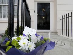 Nedlouho po zveřejnění zprávy o skonu Margaret Thathetrové se před jejím domem v Londýně začínaly objevovat kondolenční květiny.