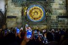 Nejlepší novinářská fotka měsíce září: spuštění Pražského orloje od Martina Frouze