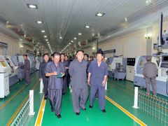 Severokorejský vůdce Kim Čong-un na inspekci v továrně.