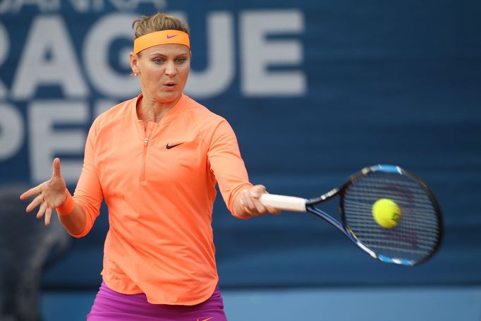 Lucie Šafářová na Prague Open 2017 (v utkání prvního kola proti Slovence Kristíně Kučové)