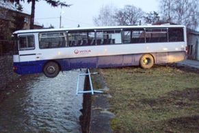 Kuriozní týden hasičů na Ostravsku: Autobus nad propastí, pes v kanálu