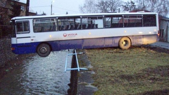 Kuriozní týden hasičů na Ostravsku: Autobus nad propastí, pes v kanálu