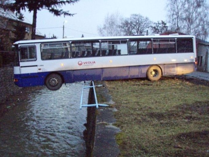 Linkový autobus zůstal téměř v polovině své délky viset na kamenné zdi v Bílovci nad korytem řeky Bílovky.