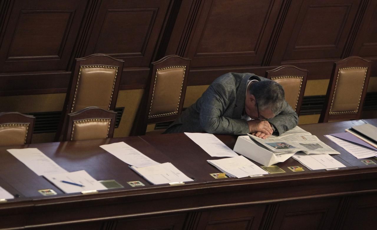 Karel Schwarzenberg usnul na sněmovní schůzi