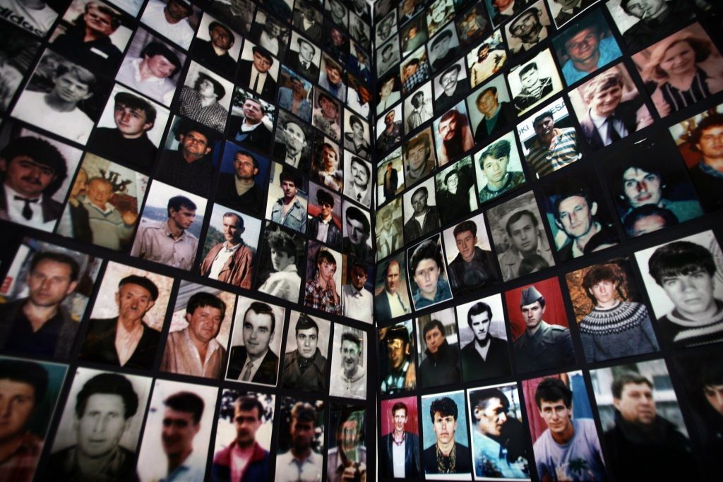Portréty obětí masakru ve Srebrenici