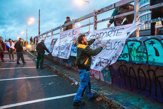 Protest části zemědělců s traktory v Praze na magistrále a před ministerstvem zemědělství, 19. 2. 2024.