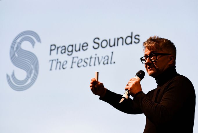 Marek Vrabec je zakladatelem festivalu Prague Sounds, dříve známého jako Struny podzimu.