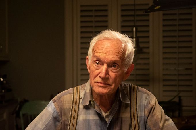 Lance Henriksen jako Willis.