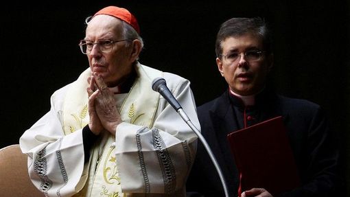 Děkan kardinálského kolegia Giovanni Battista Re při modlitbě za zdraví papeže Františka.