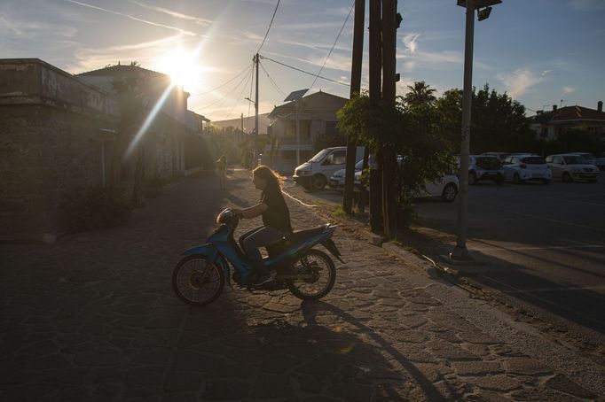 Dva a půl tisíce místních obyvatel tu ale celoročně doplňují hlavně turistky.