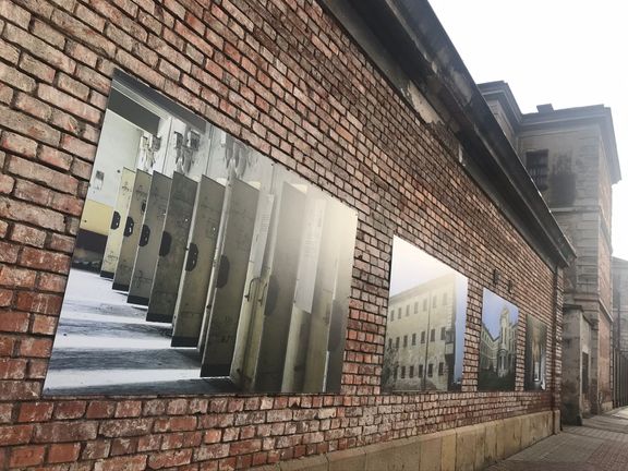 Jedna ze ze zdí bývalé věznice v Uherském Hradišti, na které jsou na fotografii zachyceny dodnes existující cely