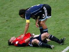 Argentinský kapitán Juan Pablo Sorin se sklání nad zraněným gólmanem Roberto Abbondanzierim, který musel být v zápase s Německem střídán.