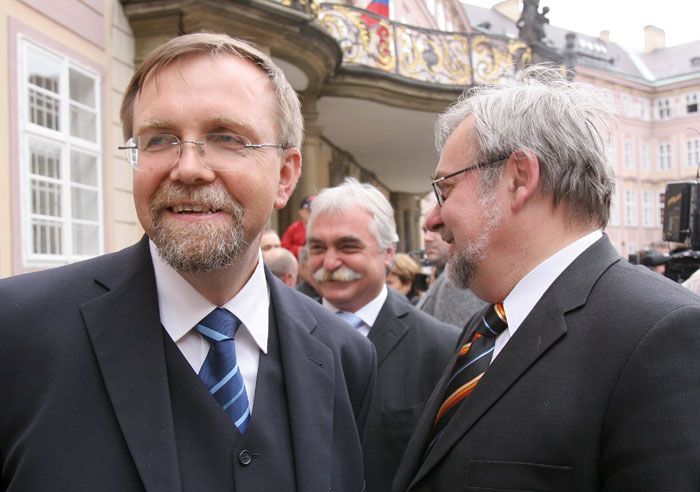 Ministři Martínek, Urban a Jiří Havel na třetím nádvoří Pražského hradu.