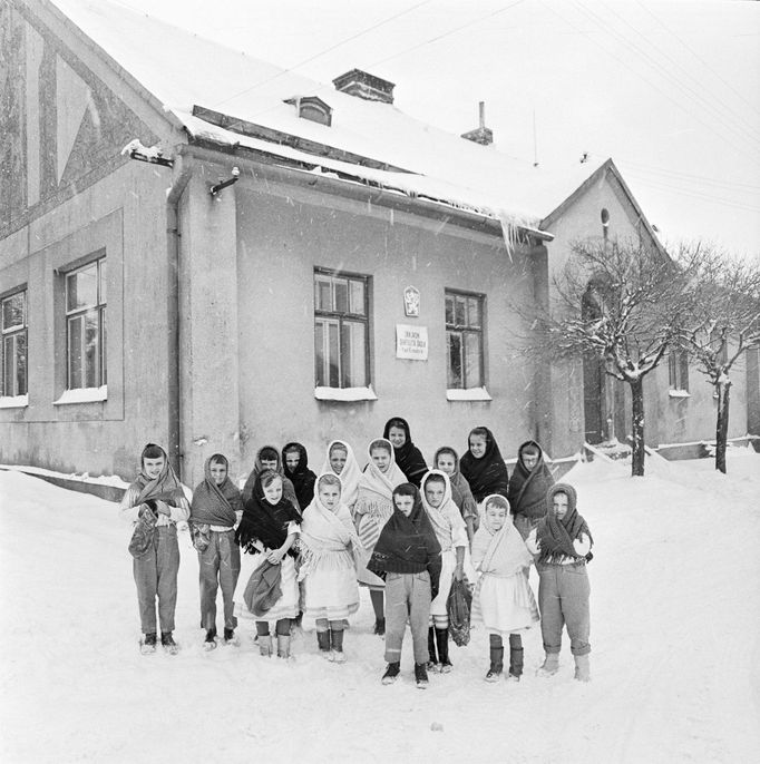 Dětský taneční soubor Horáček z Rokytna na Českomoravské vrchovině. Rok 1966