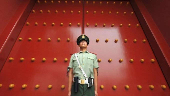 Peking, červenec 2008. Policista střeží vstup do olympijské vesnice.