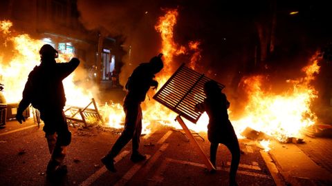 Video: Ohně v ulicích a rvačky s policií. Protesty v Katalánsku sílí