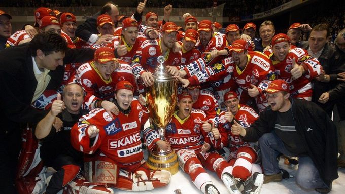 Hokejisté Slavie před 20 lety vybojovali první ze dvou extraligových titulů v historii klubu.