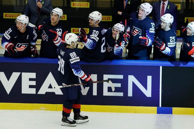 Patrick Kane slaví úvodní gól USA.