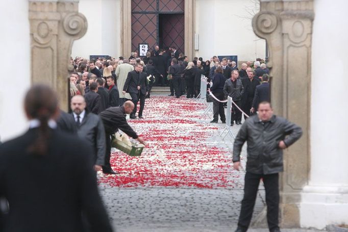 Poslední cesta, květy vysypána