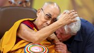 Dharamšála, Indie: americký herec Richard Gere líbá ruku tibetskému duchovnímu vůdci dalajlámovi při oslavě jeho 90. narozenin - setkání dvou světů v jednom okamžiku.