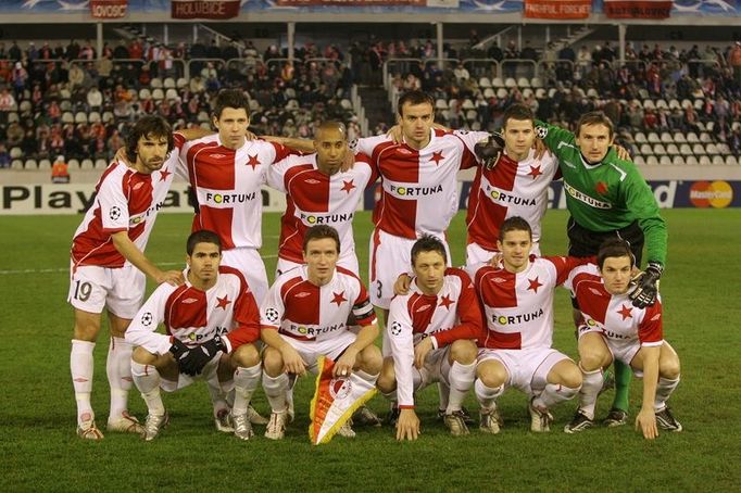 Skupinové foto slávistů před výkopem jejich posledního utkání v letošní Lize mistrů proti Seville.