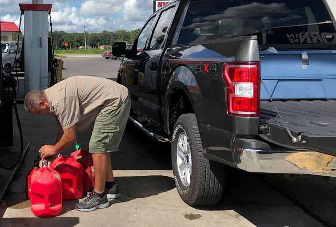 Hurikán Florence, který ohrožuje východ USA, příprava lidí na příchod hurikánu v Severní Karolíně - září 2018