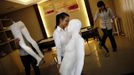 Students carry pieces of a plastic mannequin during their undertaker service class at the Tianquanjiajing Funeral Service school in Jiaxing, Zhejiang province May 29, 2012. A new breed of young Chinese undertakers are fighting centuries-old taboos to gain social acceptance for their profession, saying they help the deceased and their families make their final parting with respect. There are more than 1,500 students across the country studying to become undertakers each year. Courses in funeral services take three years to complete and the service includes washing of the dead body as well as providing funeral make-up and dressing. Picture taken may 29, 2012. REUTERS/Carlos Barria (CHINA - Tags: SOCIETY) ATTENTION EDITORS - PICTURE 11 OF 17 FOR PACKAGE 'FUNERAL SERVICE STUDENTS' Published: Čer. 7, 2012, 2:44 dop