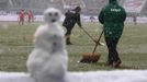 A snowman is pictured as ground staff remove snow from the pitch during their Swiss Super League soccer match FC St. Gallen against FC Thun in St. Gallen in St. Gallen October 28, 2012. REUTERS/Miro Kuzmanovic (SWITZERLAND - Tags: SPORT SOCCER) Published: Říj. 28, 2012, 3:50 odp.