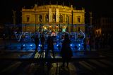 Před pražským Rudofinem, kde se ceremoniál koná od roku 2014, lidé tentokrát postávali už od šesté hodiny večerní.